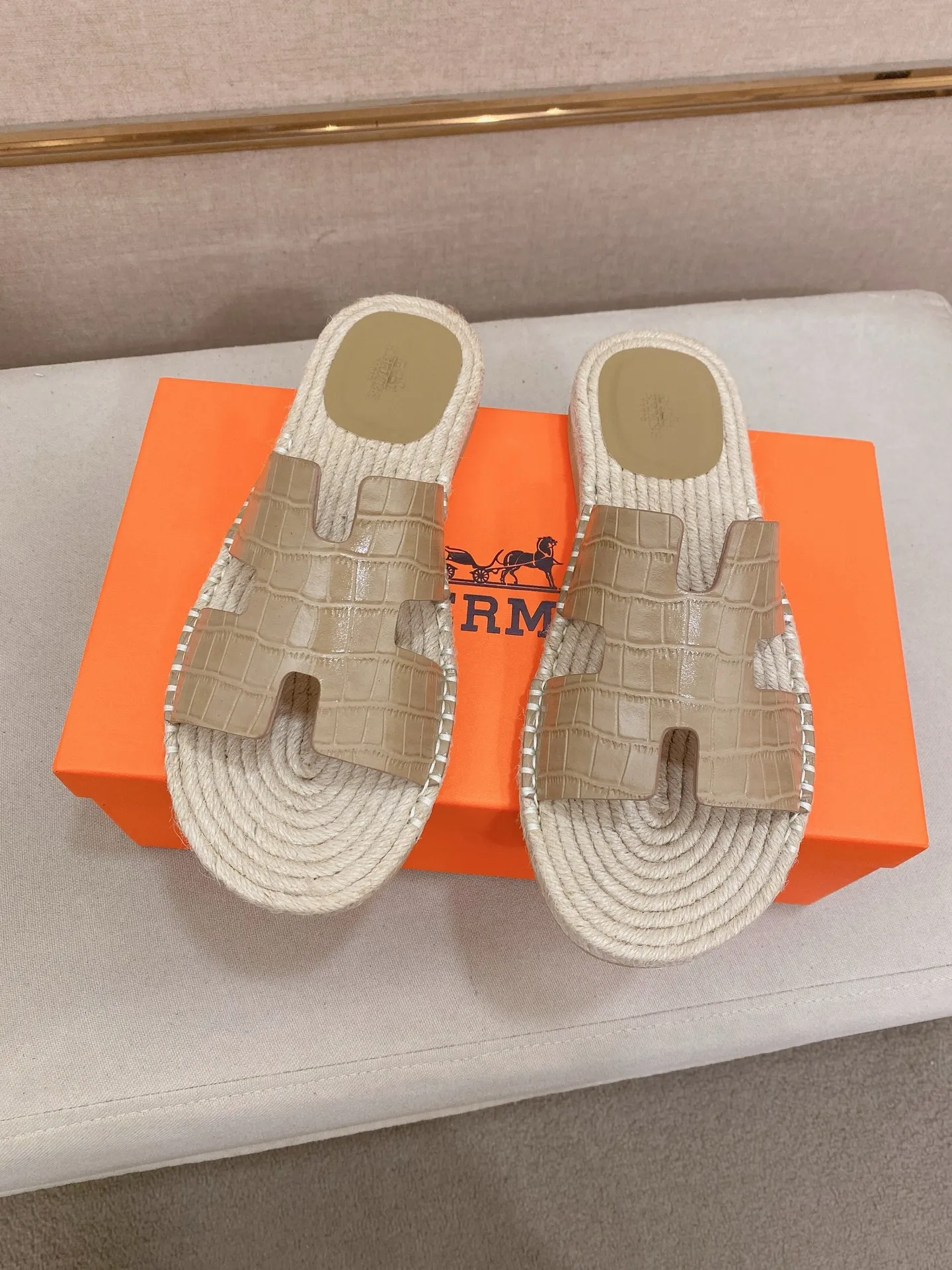 Factory price: 340💰high-end version. "HERMES" Hermès 💁♂️Men's casual slippers, compare the quality at the counter🧚🏿♂️ The upper is made of cowhide leather 🐊crocodile pattern workmanship, purely hand-drawn, raw rubber breathable and non-slip outsole, the inner is breathable and comfortable lambskin, the density is 100% comfortable, the original rubber outsole is wear-resistant and has a code number of 38-44. Can be customized 45-46-47💥🏆